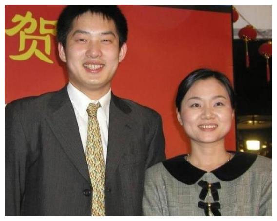 常昊与50多岁妻子近况丈夫年轻潇洒妻子却已有些衰老了