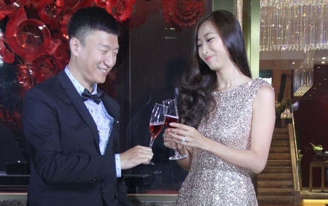 孙红雷和小15岁娇妻真恩爱王骏迪穿连衣裙很是淑女有气质