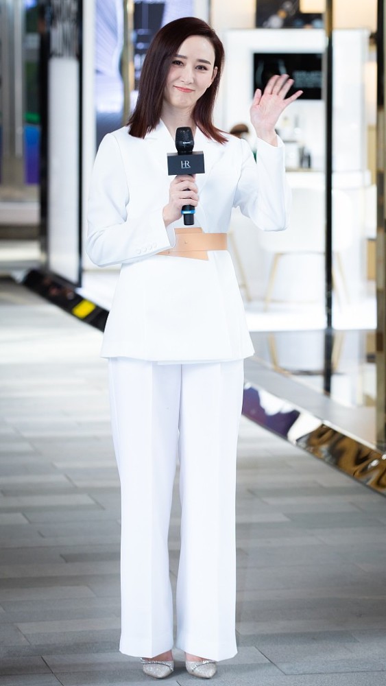 胡静气质也太好了身穿白色套装优雅大气42岁依旧干净清纯