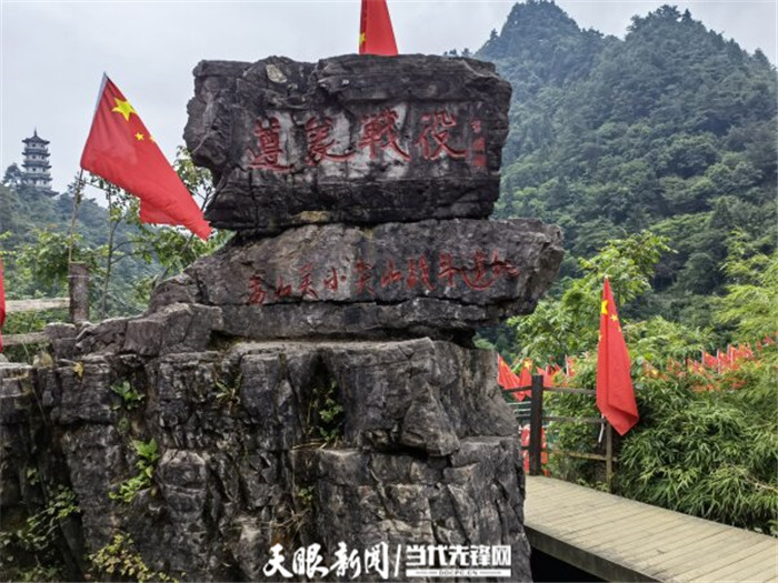 摄通过长空桥,汇川区的红色宣讲员们在大尖山战斗遗址,一遍遍向游客们