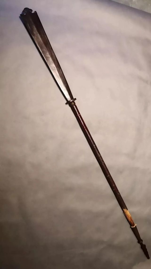 呔看我三尖两刃刀