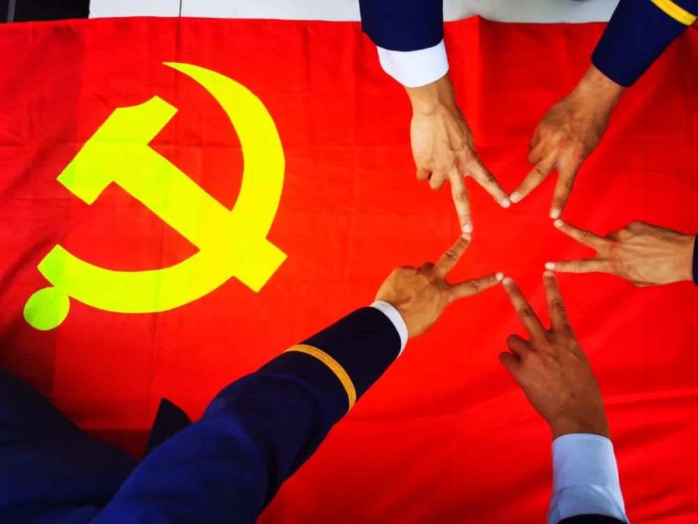 我与党旗合个影!热血刷屏!