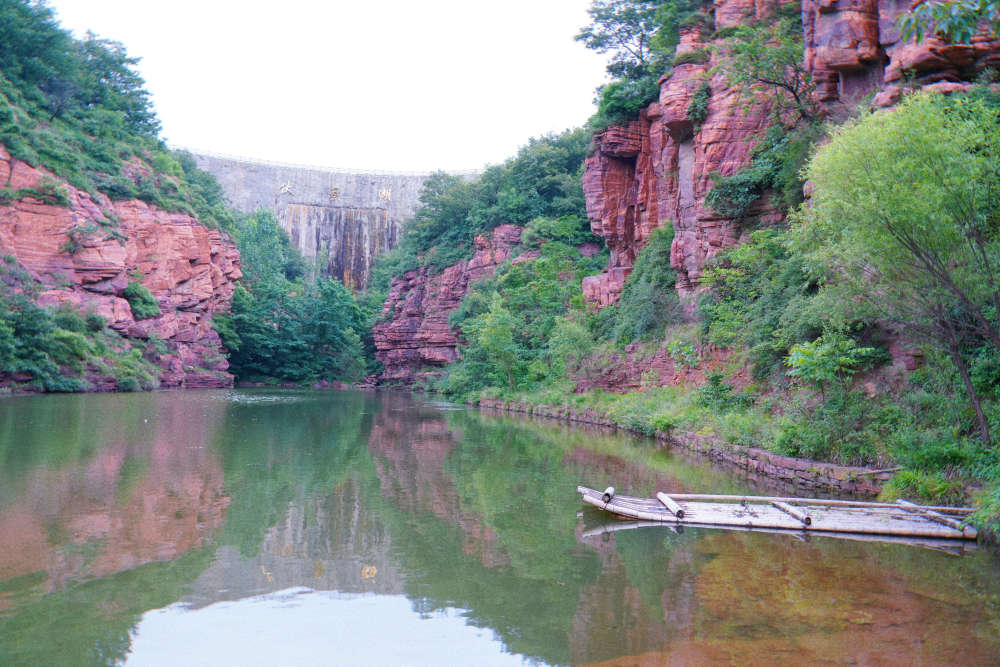 在伏羲大峡谷中还有一处特别值得让人一提的就是伏羲湖,在未进入伏羲