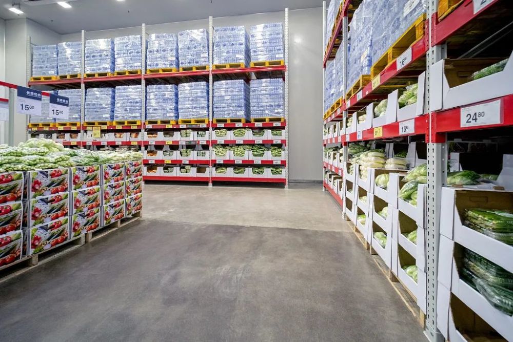 如今,国内众多零售企业纷纷入局仓储式超市,将这一超市形式推上了一个