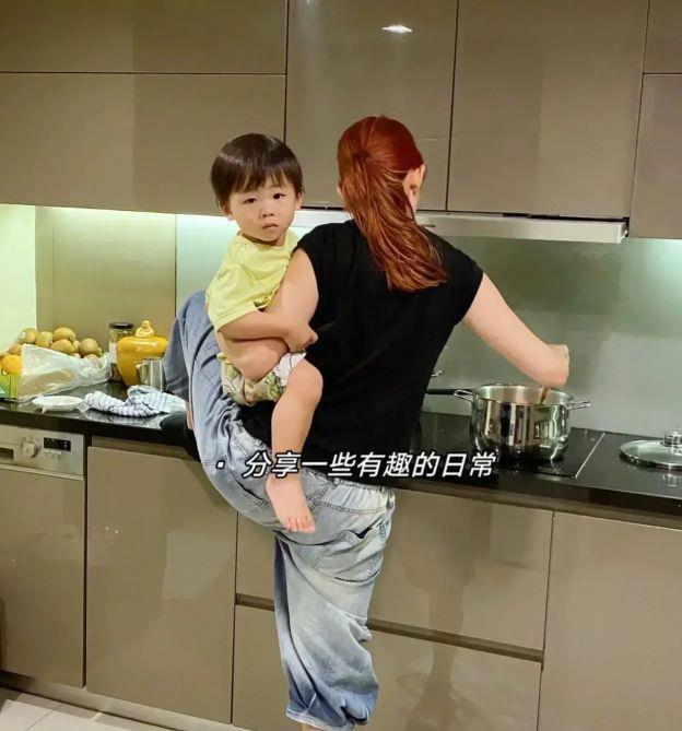 蔡少芬晒单手抱娃做饭的动态,当妈后有啥变化?别夸妈妈是超人了