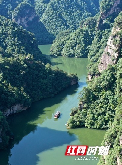 張家界寶峰湖景區碧水漾輕舟夏季避暑遊組圖