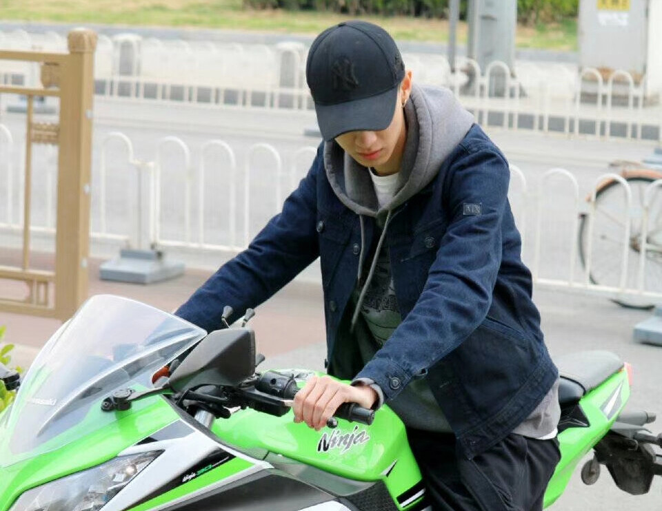 秦霄贤晒草原照片却被他的百万豪车抢风头不愧是德云社富二代