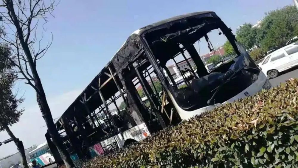 可怕江苏扬州一公交车被烧成铁架