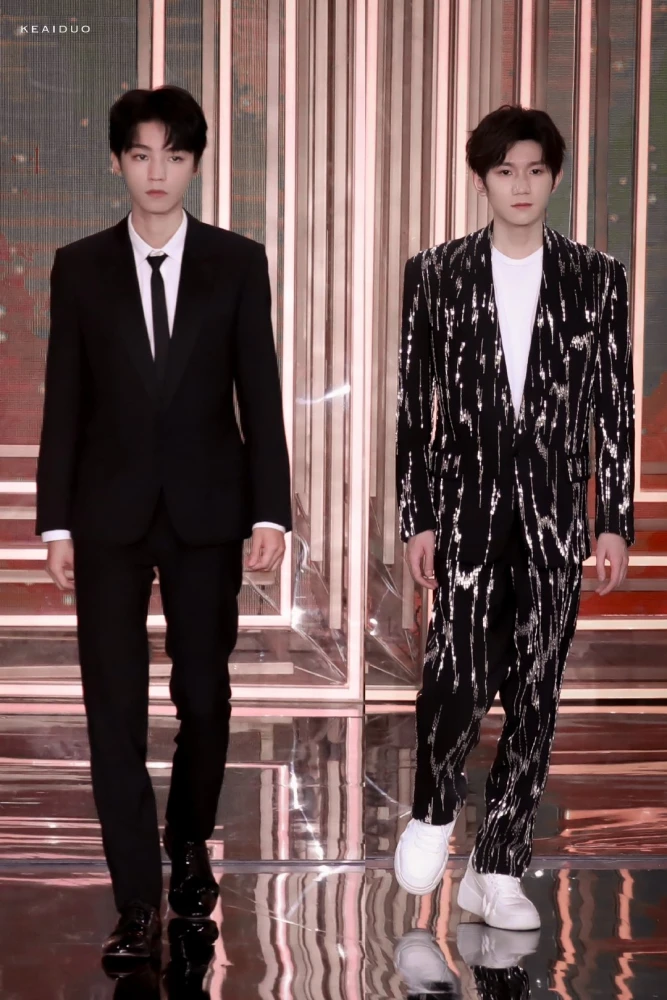 七一晚会后台新合影:王俊凯躲在王源身后抿嘴笑,王一博身高瞩目