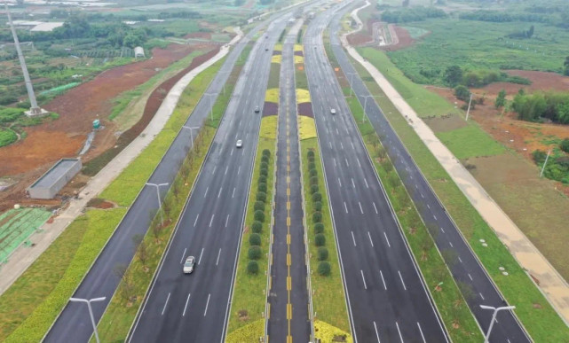 东西城市轴线蜀都大道东一段主道建成通车