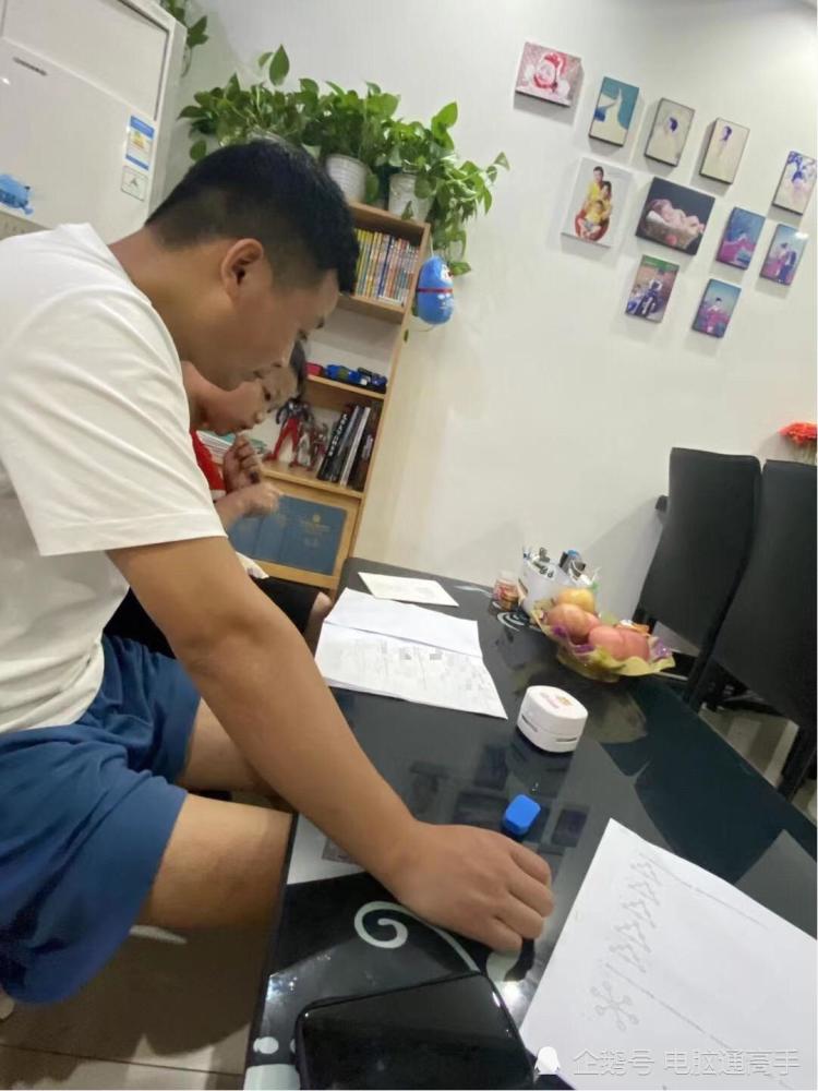 孩子考了581分,父亲买电脑手机不阔气,爷爷:拿我养老钱买!