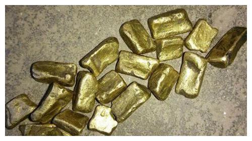 拾荒老者捡到几个金疙瘩,转手卖了1200元,专家叹气:2个亿没了