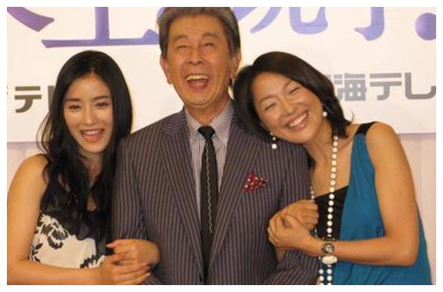携手妻子40年,82岁临终前病房娶初恋,宇津井健:我一直想这样做