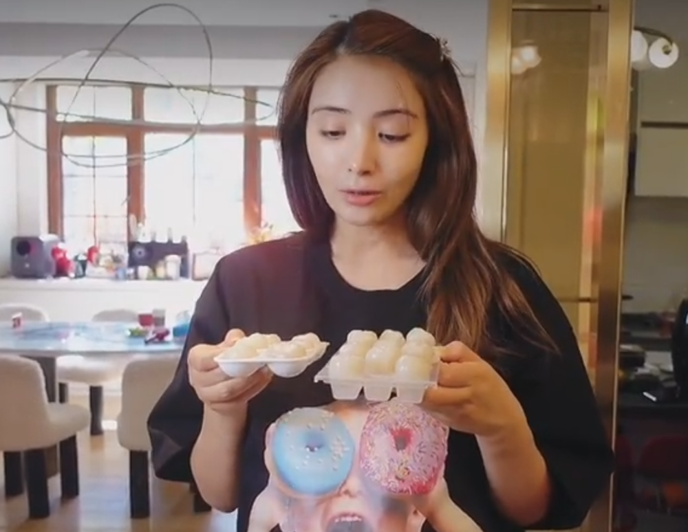 麦迪娜挺大肚做美食,边做边吃胃口超赞,透露二胎预产期还有俩月