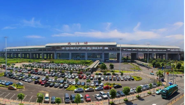 特别是虎门高铁站,集地铁,高铁,轻轨于一身,是粤港澳大湾区城市群屈指