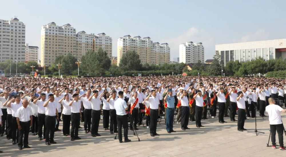 永远跟党走乌兰浩特市举行万名党员集体宣誓活动