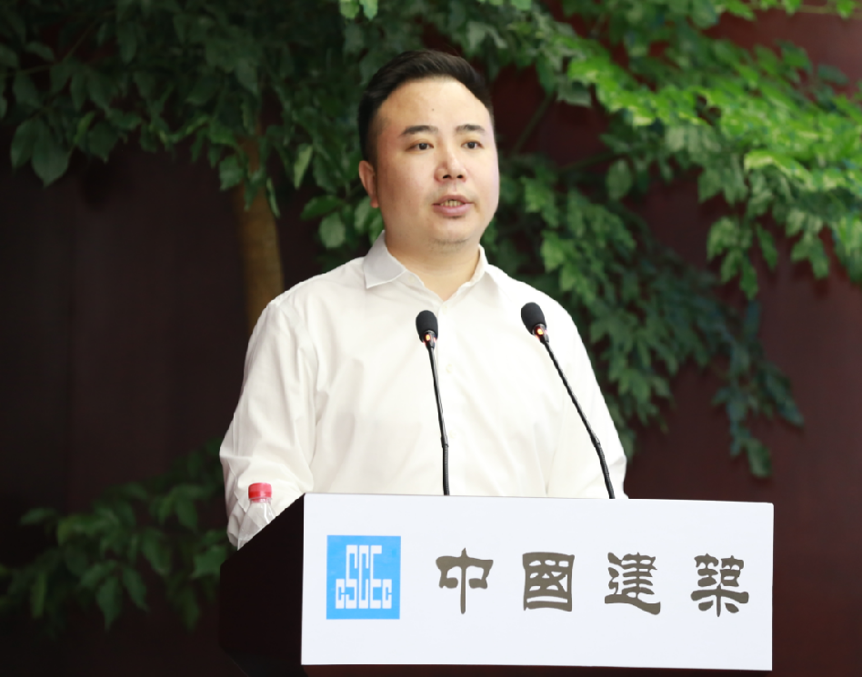 在江苏分公司总部职工大会上,王永刚让大家畅所欲言,大家的内疚,委屈