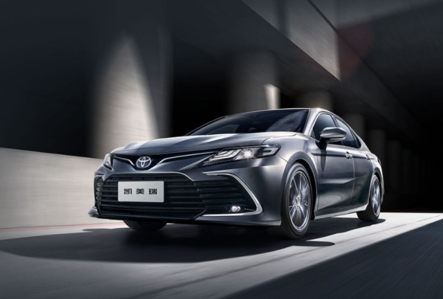 b级车必预选的一款,年轻且运动的b级"霸主"丰田凯美瑞你爱了吗?