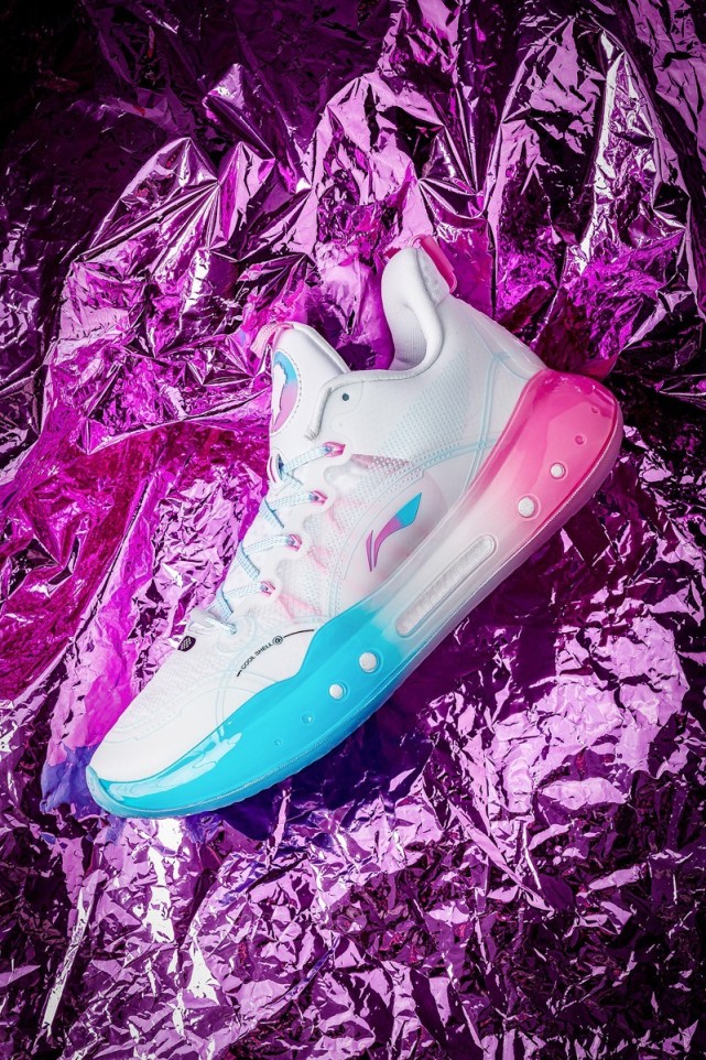 而今年更迎来吉米·巴特勒 pe 配色的首次市售,讨喜的迈阿密南海岸