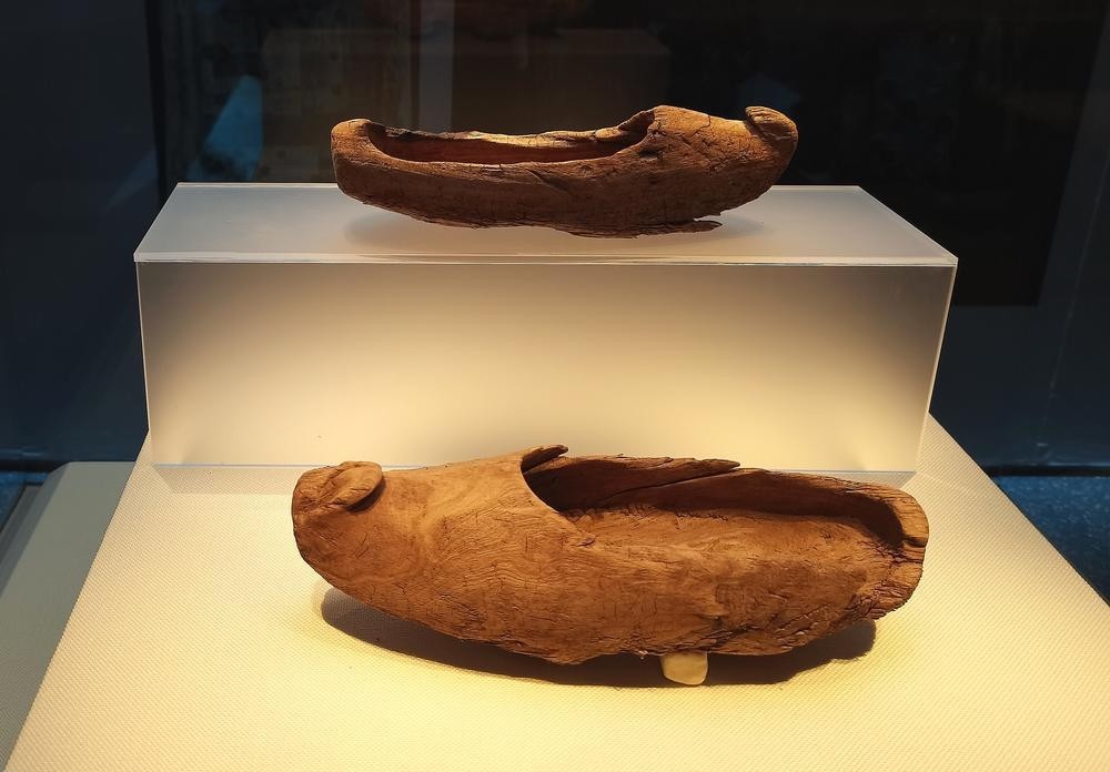 出土文物:唐代木履出土文物——陶楼在众多展出文物中,广东广雅中学