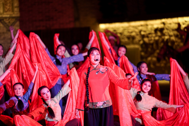 大型红色沉浸式歌舞剧《延安十三年》试演:在时空光影中展现伟大历程