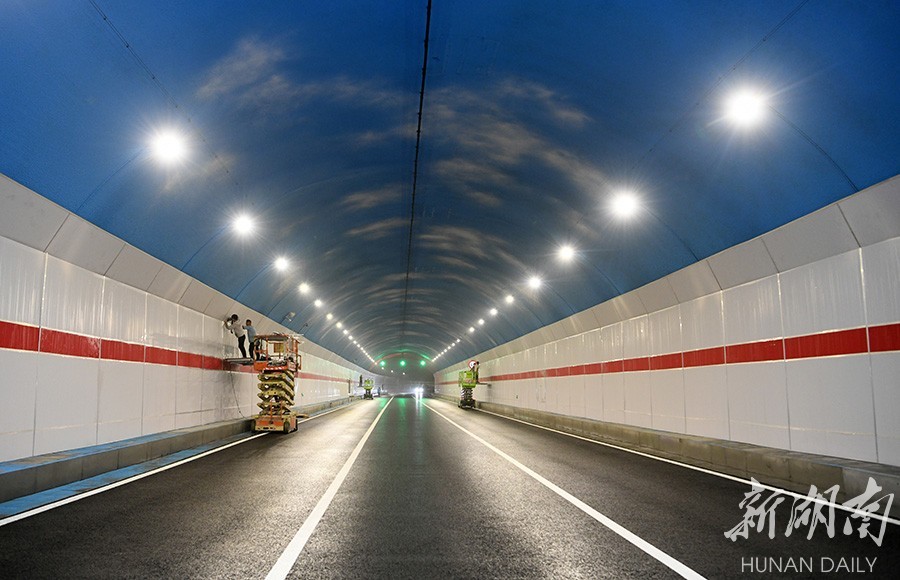 6月29日,湖南湘江新区麓景路南延工程(梅溪湖-含浦大道),工人在隧道段