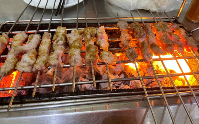 卷饼小葱配烧烤淄博烧烤实名爆火盛夏撸串太舒坦