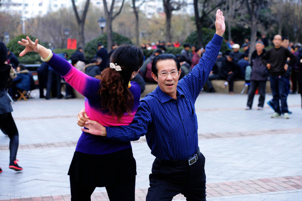 女人会和男舞伴发生婚外情吗?三个五旬女人说了内心话