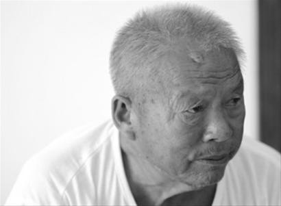 还记得表情包"梭哈老人"吗?看着十分喜庆,背后的故事是场悲剧