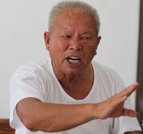 还记得表情包梭哈老人吗看着十分喜庆背后的故事是场悲剧