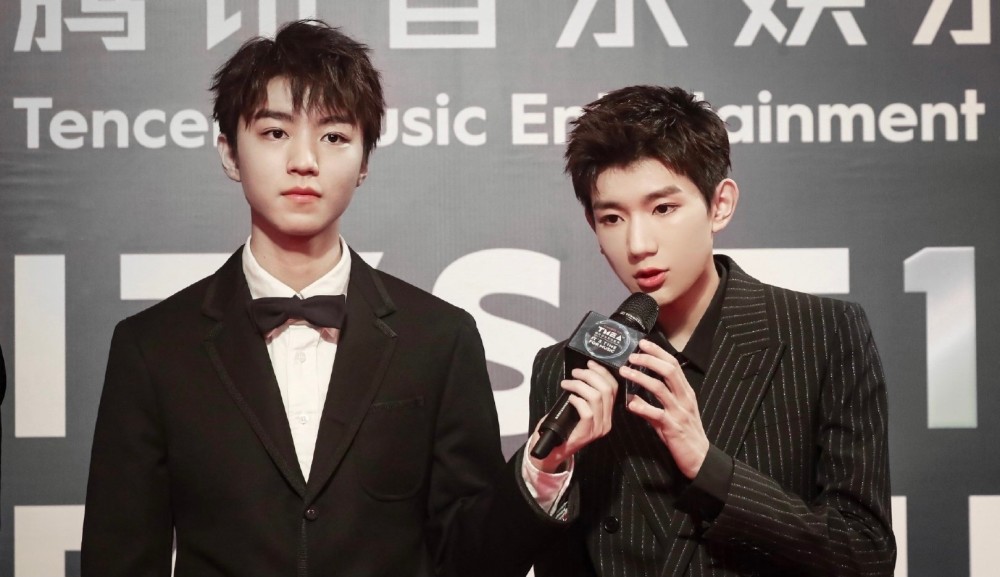 王俊凯王源同框,帝国女孩:爷青回!开始期待这个夏天和八周年了!