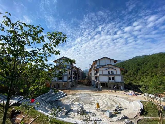 贺州这条民族风情街就要启用了,一起到直播间"云逛街"吧!_腾讯新闻