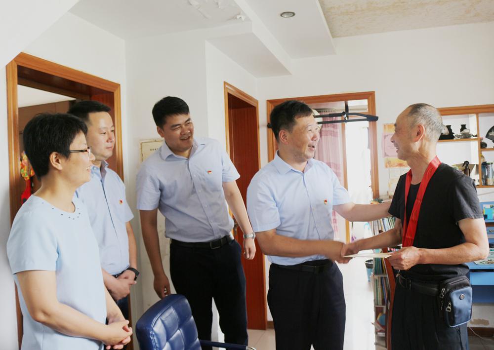 徐安朝先后看望,慰问了有着72年党龄的老党员高英和51年党龄的孔祥龙