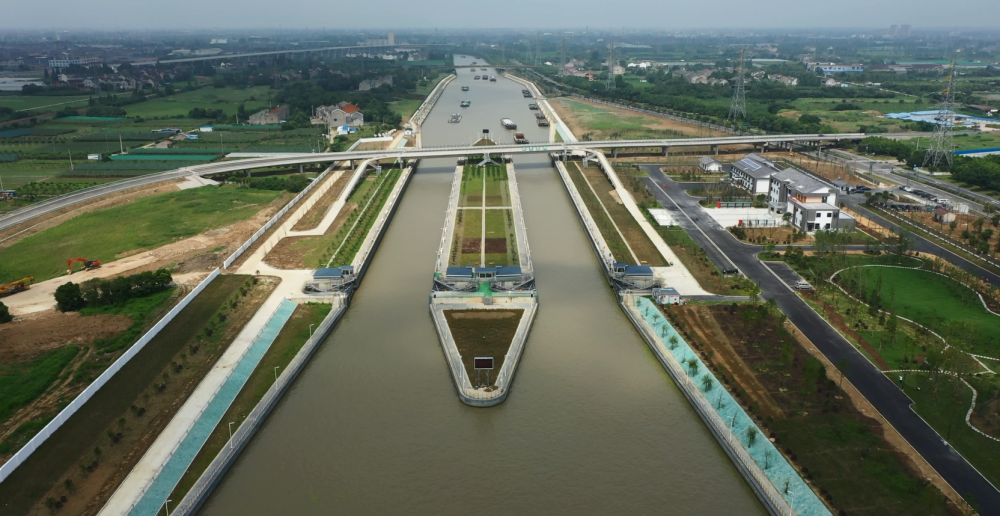 前黄枢纽工程设计为双线船闸,船闸通航标准与锡溧漕河航道等级一致,为