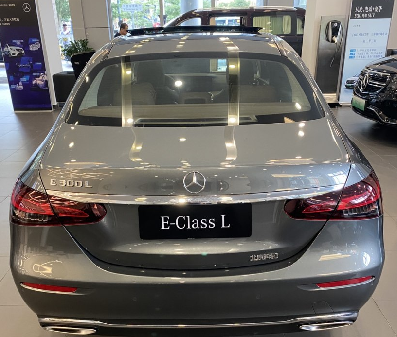 银色奔驰e级的重庆一位车友花了56万元买的,e300l运动尊贵型,限量时空