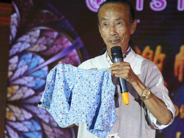 他被香港特首称为鬼手奇人苦练60余载能将自己缩成书本厚