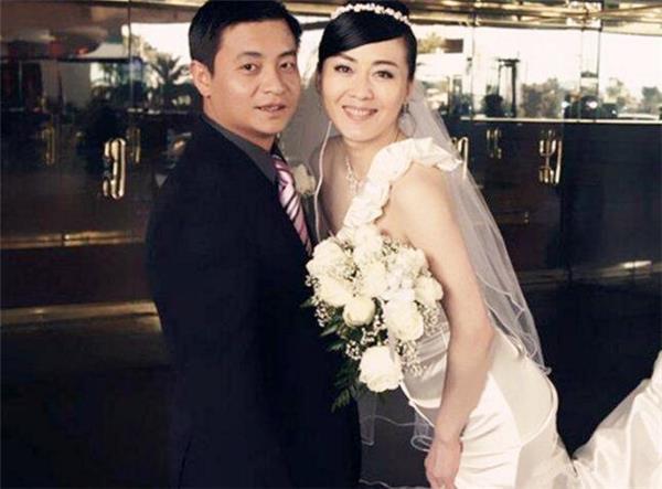 24岁一夜成名嫁大10岁导演被骗财骗色她41岁二婚再成人生赢家