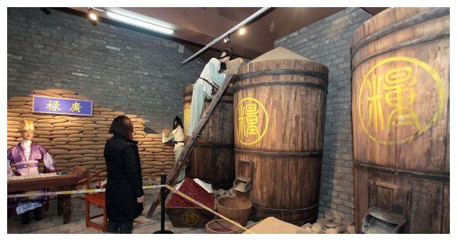 河南洛阳发现千年粮仓,粮仓内部储粮惊人,粮食保存千年不腐