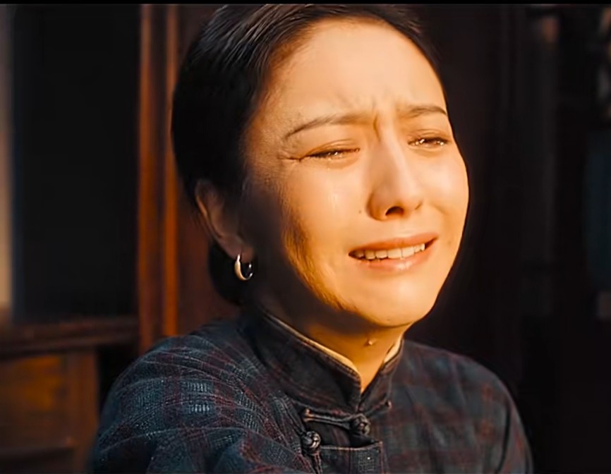 就是这段哭戏,让佟丽娅饰演的赵纫兰一下子饱满起来,她的悲伤与快乐