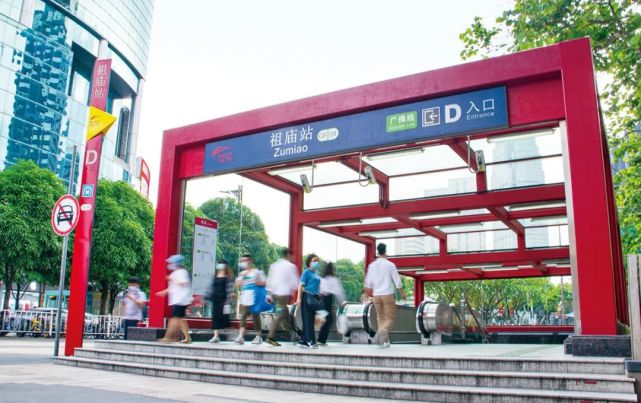 2012年,位于市中心的佛山岭南天地开业,旁边就是广佛线的祖庙站.