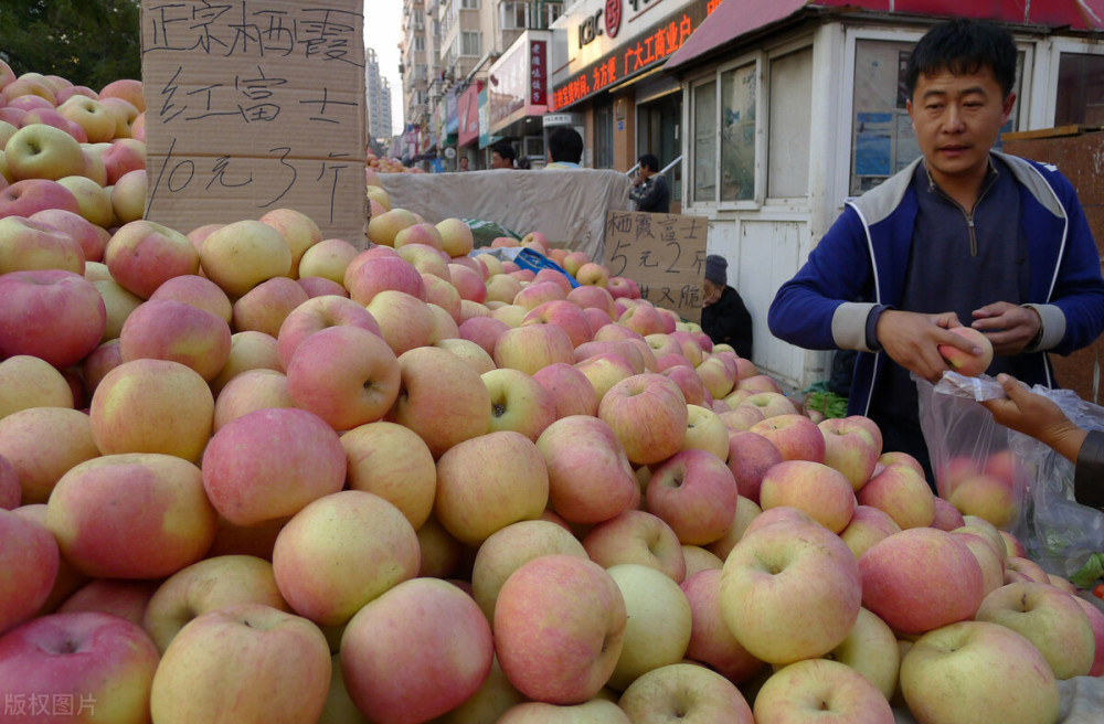 果农砍树风波再起苹果桃子低至3毛桃子都卖不动咋回事