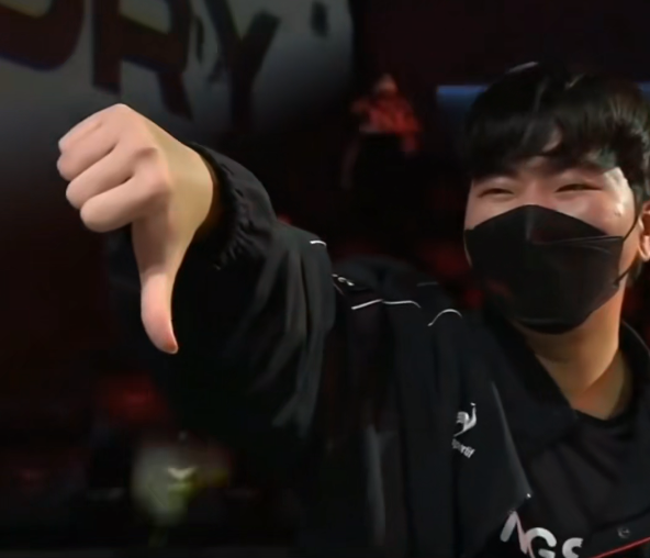 faker被对手倒竖大拇指引热议pdd神评上山人挑衅下山神