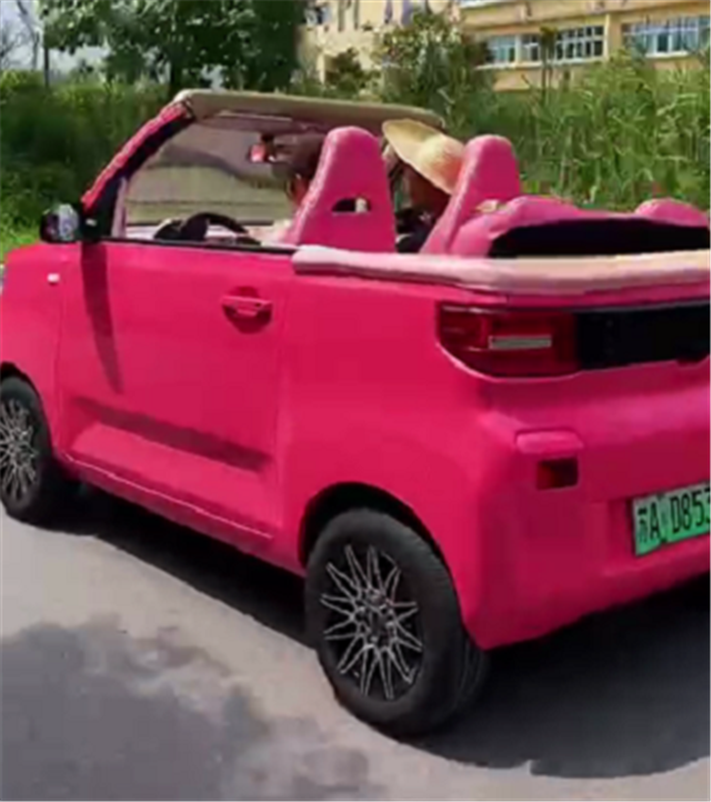 江苏已有五菱miniev敞篷实车上路,全车粉色,开篷格外显眼_腾讯新闻
