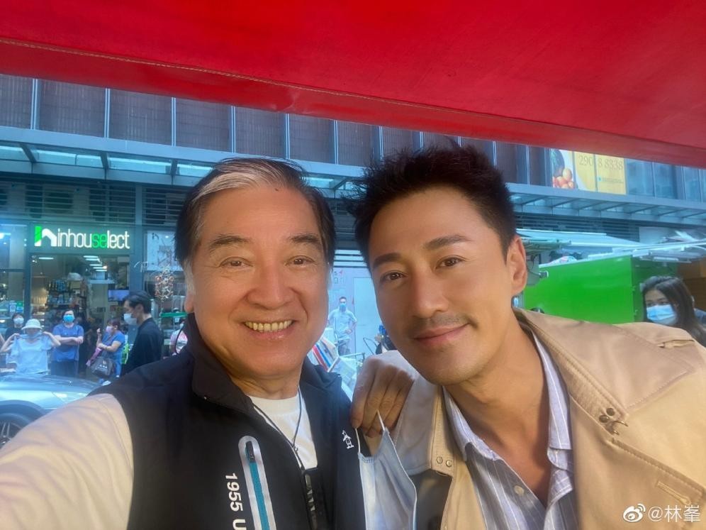 林峯晒与76岁秦沛合照,喊对方"老爸"好亲密,两人曾多次出演父子