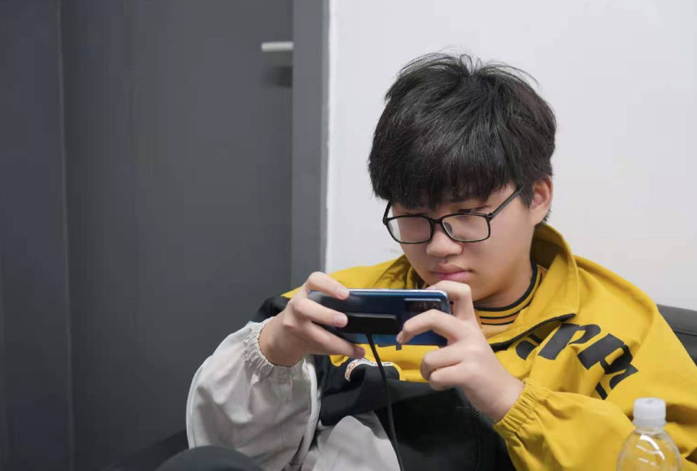 qg杰杰比赛直接挂机还顶替月色上大名单拿什么替代fly