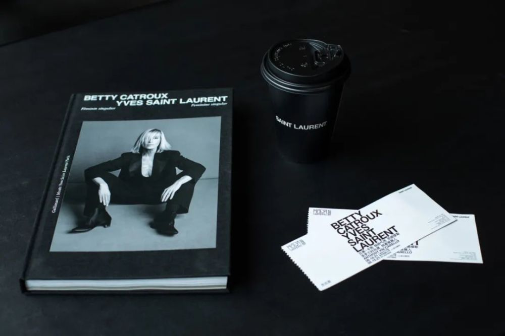 300 多件华服 讲述了这对时尚顶流cp 的一生 新媒网