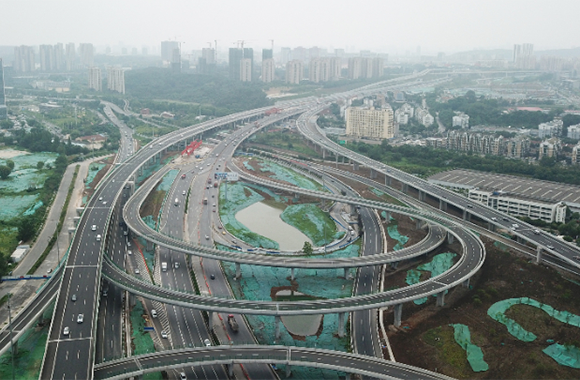 油坊桥互通是南京快速路网的"西南门户",连接7条重要干线,每天承载