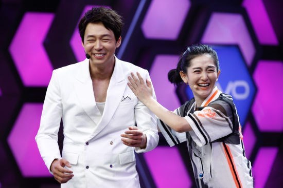 主持人乐嘉回应强吻谢娜一事称网友没有最基础的分辨力