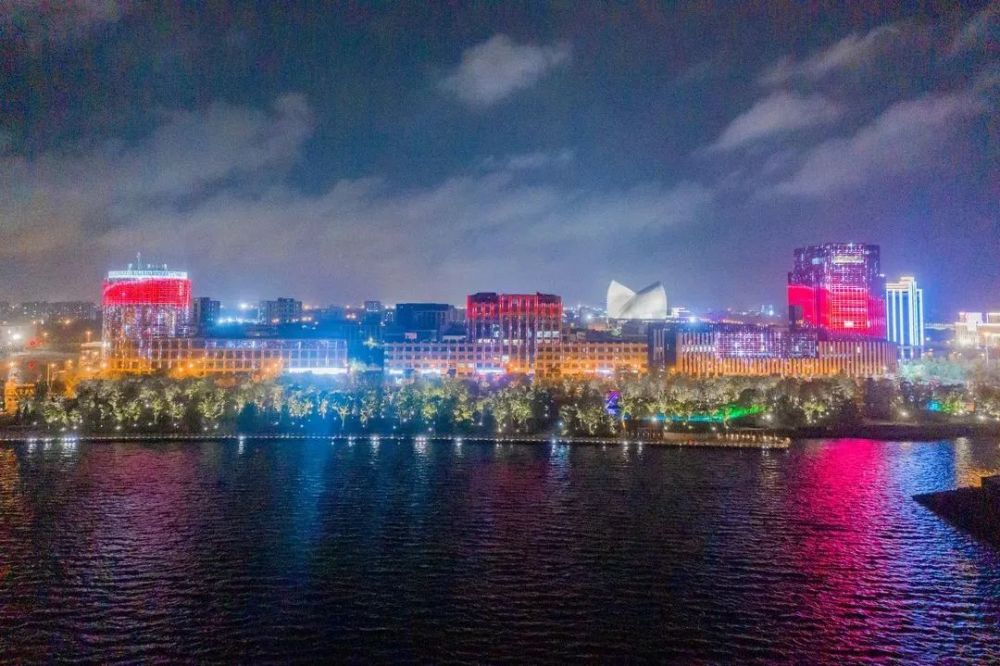 【探索】流光溢彩点亮夜空!临港璀璨灯光秀,莘庄水幕光影秀上演