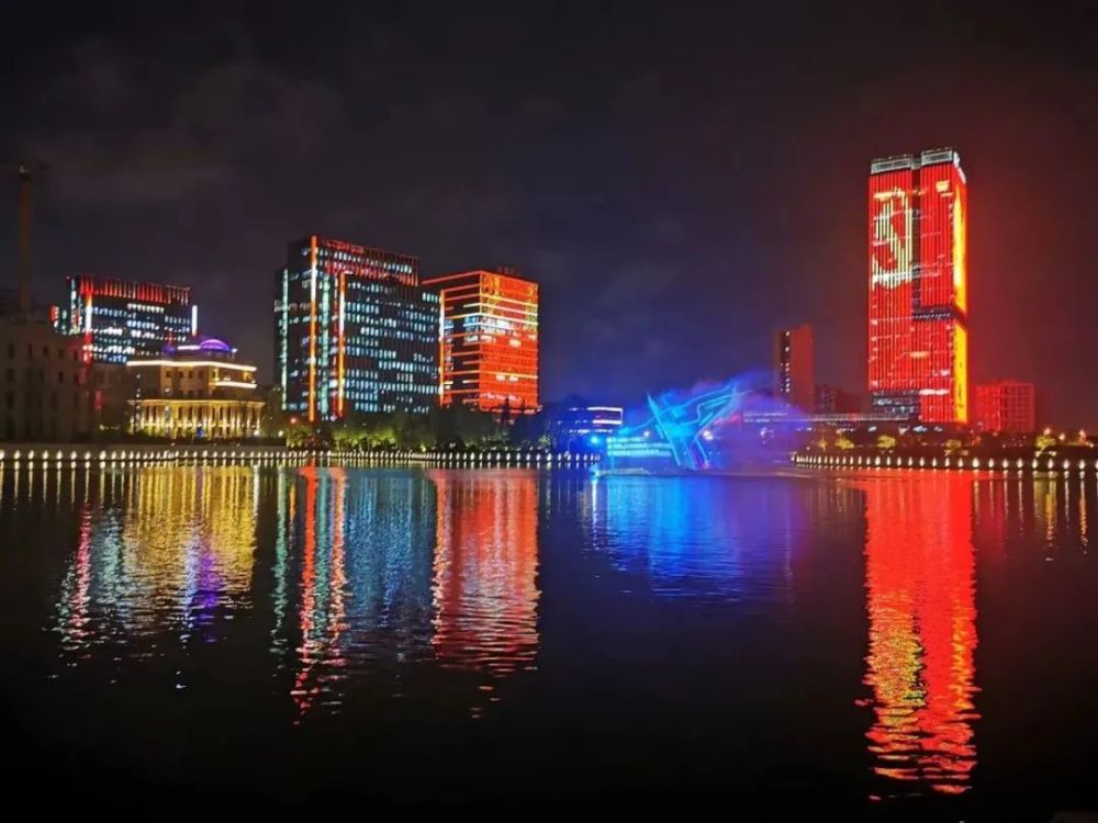 【探索】流光溢彩点亮夜空!临港璀璨灯光秀,莘庄水幕光影秀上演